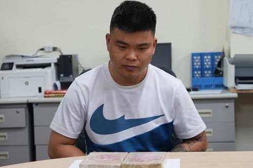 Bắt quả tang đối tượng vận chuyển 2 bánh heroin