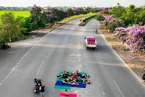 Bức xúc với nhóm yoga nằm, ngồi giữa đường để chụp hình