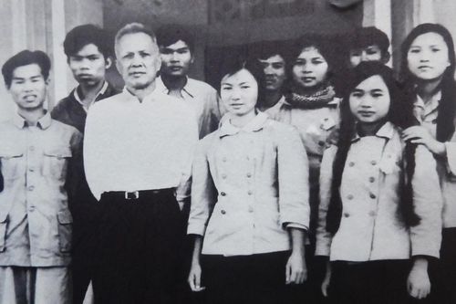 Xúc động với Trưng bày chuyên đề 'Học sinh miền Nam trên đất Bắc'