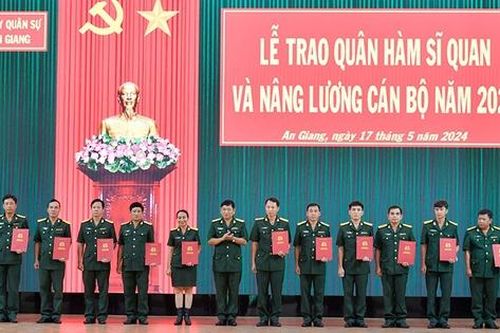 Trao quyết định bổ nhiệm, thăng quân hàm, nâng lương cán bộ