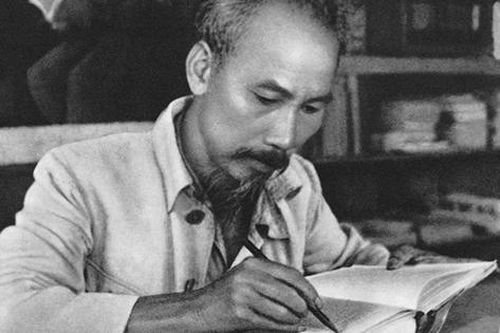 Rèn luyện đạo đức cách mạng như 'ngọc càng mài càng sáng, vàng càng luyện càng trong'