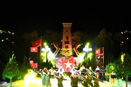 Xúc động chương trình nghệ thuật 'Khoảng trời và hố bom'
