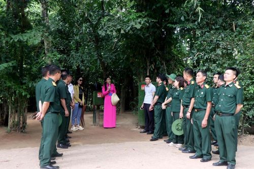 Những người kể chuyện về Bác bằng tiếng nước ngoài
