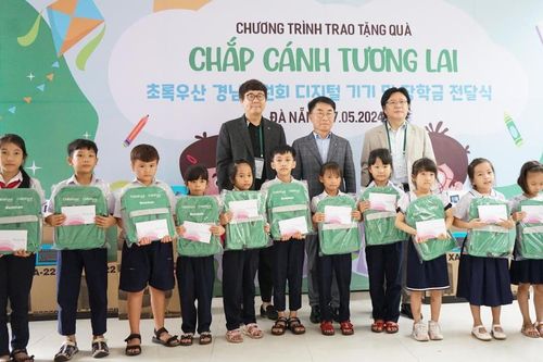 Tặng máy tính và học bổng trị giá hơn 680 triệu đồng cho học sinh huyện Hòa Vang