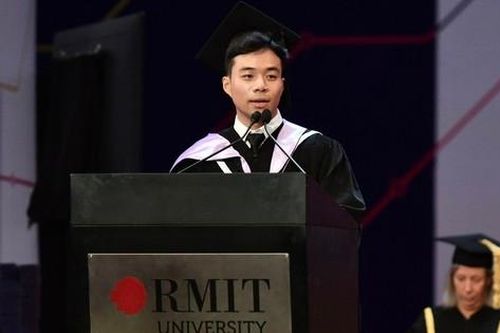 Chàng trai phát biểu trong lễ tốt nghiệp Đại học RMIT: Là sinh viên xuất sắc, làm việc tại VinFast