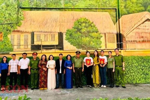Ra mắt công trình bích họa 'Việt Nam tươi đẹp' thứ 11