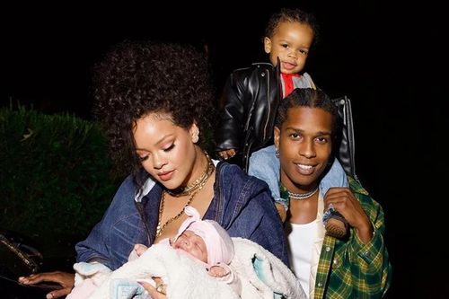Ca sĩ Rihanna hé lộ nỗi sợ khi làm mẹ