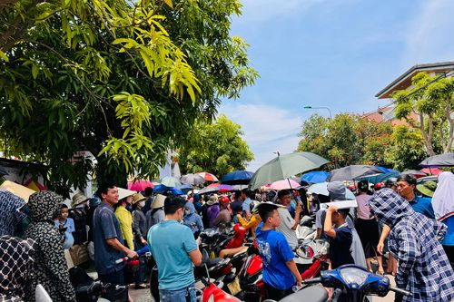 Phụ huynh 'đội nắng' tiếp sức con thi vào Trường THCS 'hót' nhất Hà Tĩnh