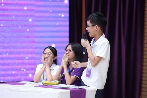 Học sinh tranh luận có nên khuyến khích người học bằng thưởng vật chất