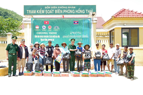 Khám bệnh, tặng quà nhân dân khu vực biên giới