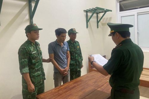 Lật tẩy chiêu bài của gã đàn ông làm 'chòi quan sát' để buôn ma túy
