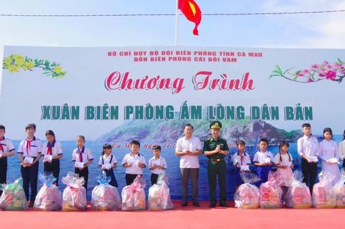 Tiếp thêm cơ hội vươn lên cho các em học sinh nghèo ven biển Cà Mau