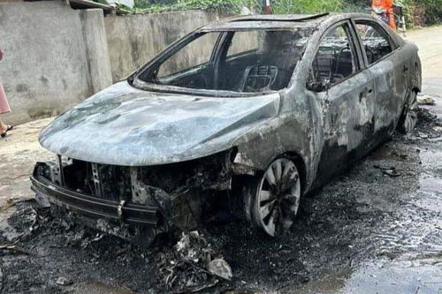 Đang đi trên đường, ô tô con bốc cháy trơ khung