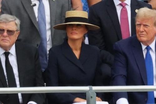 Ông Trump và bà Melania gây chú ý tại lễ tốt nghiệp con trai Barron