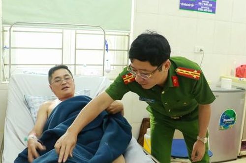 Thăm hỏi, động viên cán bộ CSGT bị thương khi làm nhiệm vụ