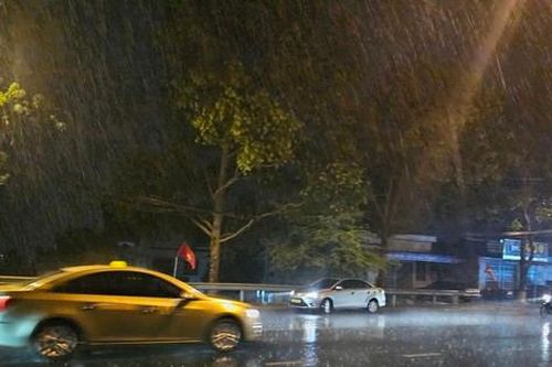 Mưa đêm 'giải nhiệt' thủ phủ cà phê sau đợt nắng nóng kỷ lục