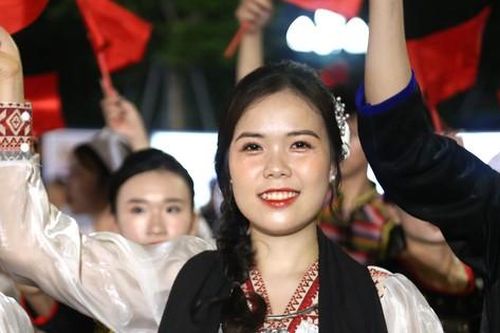 Hơn 1.000 nghệ sĩ biểu diễn 'Quê hương mùa sen nở' trên phố đi bộ Vinh