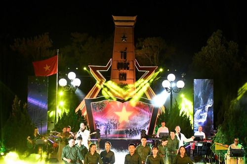 'Khoảng trời và hố bom' - Một thời xẻ dọc Trường Sơn đi cứu nước
