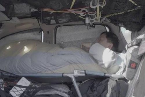 Sống trong ô tô để tiết kiệm tiền, cuối tuần đi thăm bạn gái ở cách xa 500km