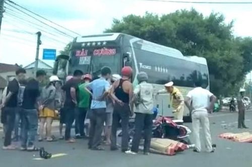 Xe máy đâm đuôi ô tô taxi rồi tai nạn liên hoàn, 4 người thương vong ở Gia Lai