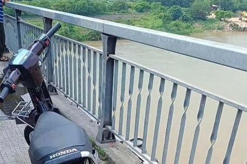 Tìm kiếm nam thanh niên nghi nhảy cầu Đông Trù