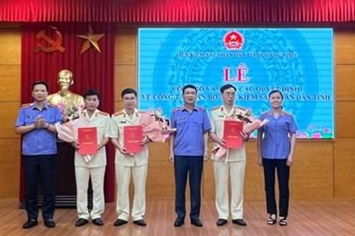VKSND tỉnh Quảng Ninh công bố và trao các quyết định về công tác cán bộ