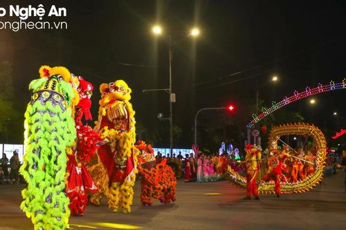 Những tiết mục đặc sắc tại Lễ hội quảng diễn đường phố 'Quê hương mùa sen nở'