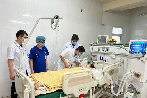 Bóc thành công khối u ác buồng trứng khổng lồ 13kg cho người phụ nữ 60 tuổi