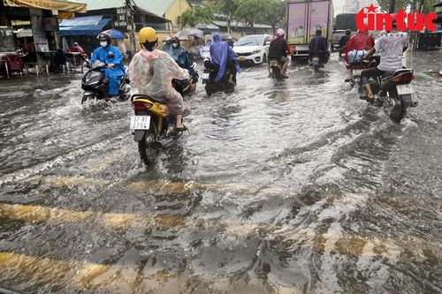 TP Hồ Chí Minh tiếp tục mưa lớn, nhiều tuyến đường mênh mông biển nước
