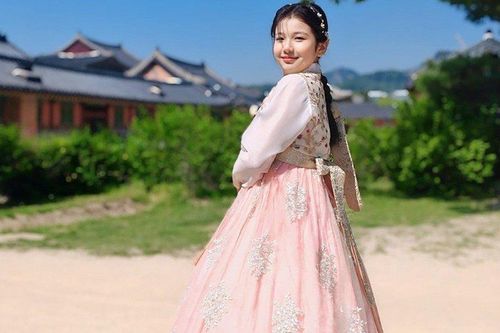 Sinh ra đã 'ngậm thìa vàng, con gái Jennifer Phạm tuổi dậy thì xinh xắn, sớm bộc lộ năng khiếu nghệ thuật