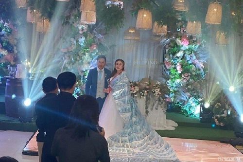 Chú rể 'chơi lớn', chi hơn 400 triệu đồng làm áo choàng cho cô dâu