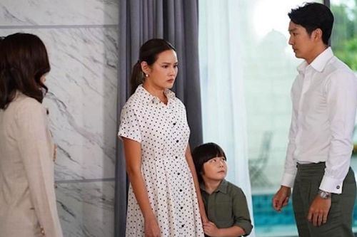Gửi con cho chị chồng cũ để đi làm, lúc đón con về, mở túi ra mà tôi ngỡ ngàng với thứ chị ấy giấu bên trong