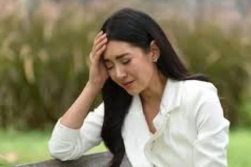 Đến thăm mẹ chồng cũ, nhìn tấm di ảnh của chồng cũ đặt trên bàn thờ còn đỏ hương mà tôi đau đớn gục ngã