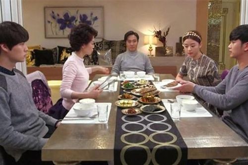 Ra mắt gia đình bạn trai, mẹ anh nhìn tôi một hồi rồi đưa ra điều kiện kết hôn khiến tôi ngỡ ngàng, bấn loạn