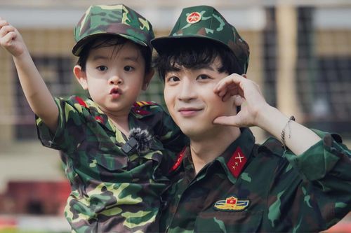 Lịm tim loạt ảnh quân phục của bố con Phí Ngọc Hưng
