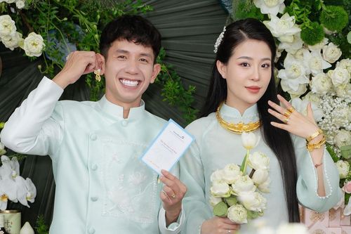 Vợ Hồng Duy đeo vàng 'đỏ tay' trong lễ hỏi