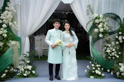 Hồng Duy 'Pinky' hôn vợ thạc sĩ ngọt ngào trong lễ ăn hỏi, chàng MC trong đám cưới Công Phượng nay đã lập gia đình