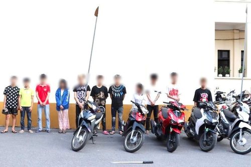 Tạm giữ các thanh thiếu niên 'anh hùng' đường phố