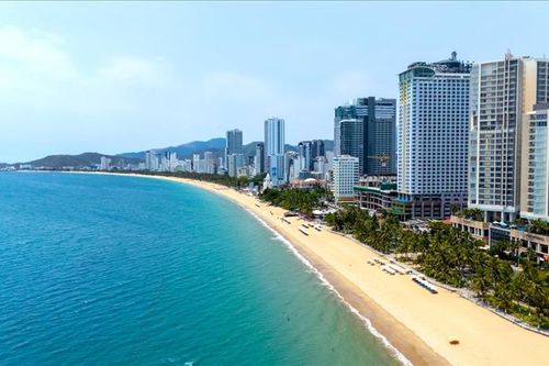 Có nên dừng xây mới khách sạn ven biển?