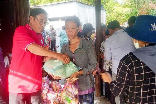 Tặng 200 phần quà cho hộ nghèo đồng bào dân tộc thiểu số Khmer xã An Cư