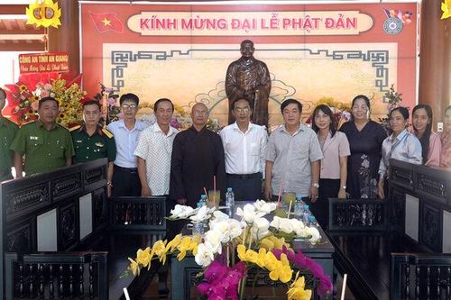 Bí thư Huyện ủy Thoại Sơn thăm, chúc mừng Đại lễ Phật đản 2568 (Dương lịch 2024)