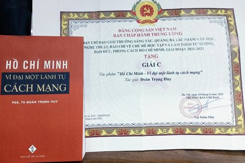 'Hồ Chí Minh - Vĩ đại một lãnh tụ cách mạng': Một tác phẩm quý về cuộc đời và sự nghiệp của Bác