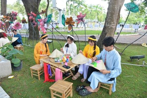 Triển lãm tranh, ảnh và gốm nghệ thuật tại Lễ hội Sen Đồng Tháp