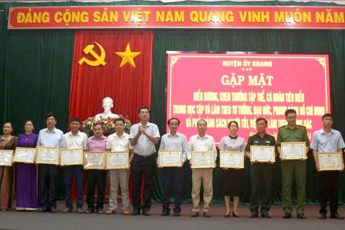 Huyện ủy Kbang phát hành sách 'Người tốt, việc tốt làm theo gương Bác'