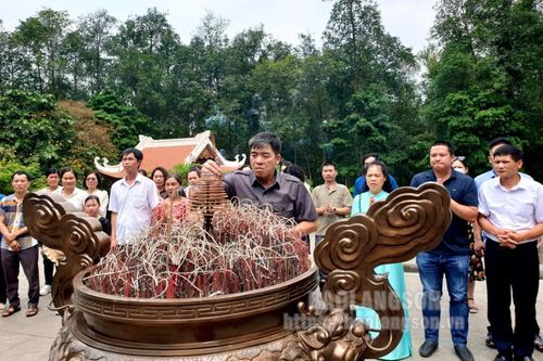 Trên 30 cán bộ, đảng viên dâng hương tại Khu Di tích Chủ tịch Hồ Chí Minh tại Đá Chông K9