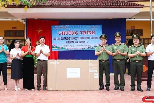 Tặng quà Trường tiểu học và THCS Chiềng Ve