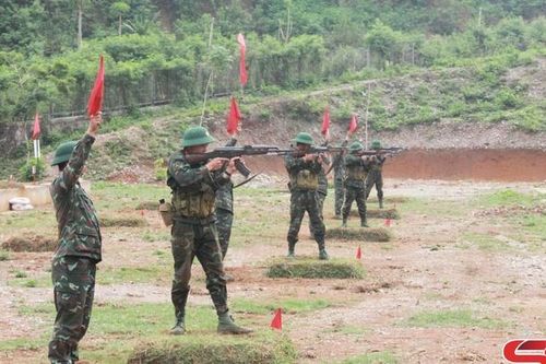 Chiến sĩ mới thực hành '3 tiếng nổ'