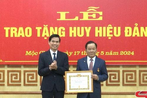 Ban Thường vụ Tỉnh ủy trao Huy hiệu Đảng cho đồng chí Hoàng Văn Chất, nguyên Bí thư Tỉnh ủy