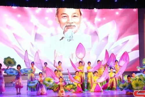 Chương trình nghệ thuật 'Những đài hoa dâng Bác'