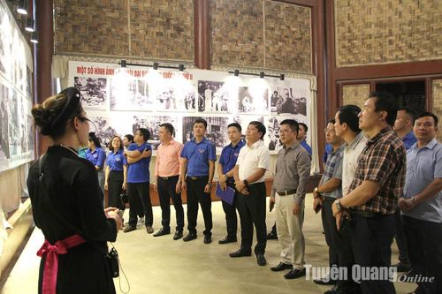 Báo Tuyên Quang và Báo Hà Giang dâng hương tại Khu di tích Quốc gia đặc biệt Kim Bình